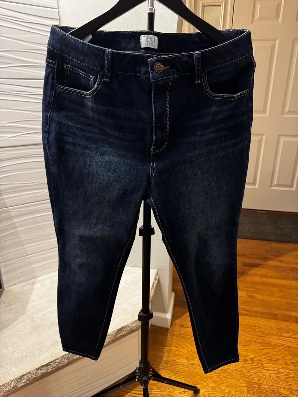 Time and Tru women’s Dark Blue stretch Ankle Jeans 14 short